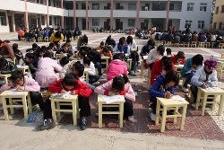 Students continue work in the open, following the Gaoling County earthquake at 07:31 on 5 November 2009 (Photo: China Daily News)